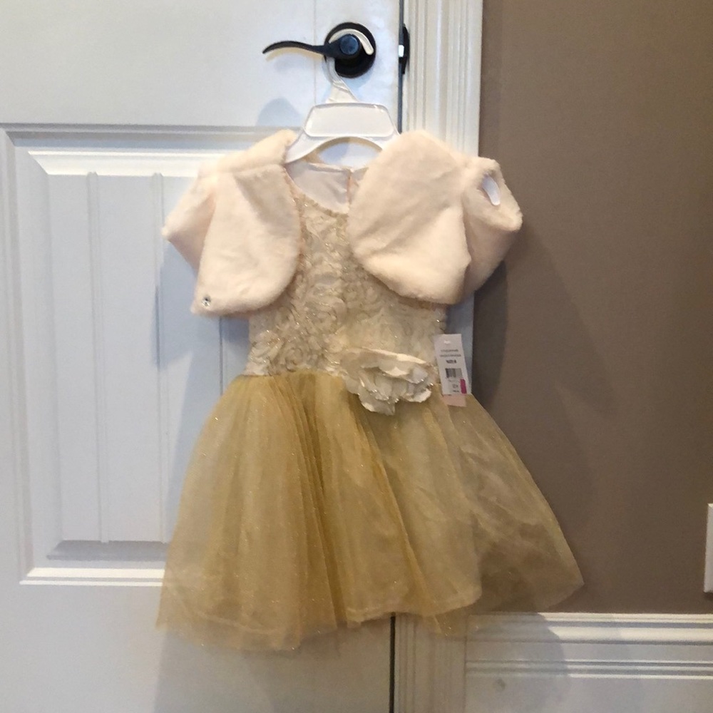 Girls dress size 6 comes with shoulder cover
